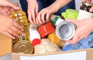 Ritiro pacchi colletta alimentare a San Bartolomeo al Mare