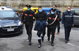 Sedano una lite in spiaggia e scoprono che ha due ordini di carcerazione