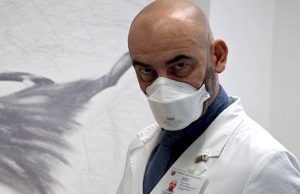 Nessuna aggressione dei no vax. Tribunale smentisce versione di Bassetti Albaro, musica alta in casa. Sanzionato Bassetti: stesso trattamento pure nei vicoli? Video