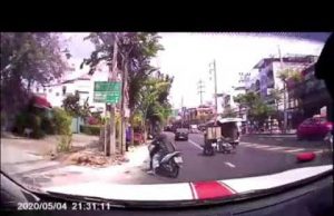 Ambulanza perde il paziente per strada mentre corre in ospedale | Video