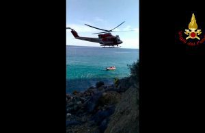 Precipita sugli scogli a Malpasso, soccorso con l’elicottero VVF | Video e Foto