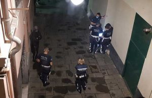 Movida, 46enne genovese picchia e morde agenti: arrestato. Tre feriti Centro storico, la polizia locale arresta spacciatore
