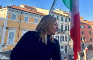 Proteste contro il Governo, sindaca consegna chiavi attività di Sarzana a Conte