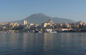 Troppa gente, anche senza mascherine: nel napoletano spiaggia chiusa e intervento carabinieri