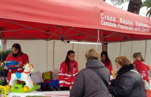La Croce Rossa distribuisce campioni di creme solari