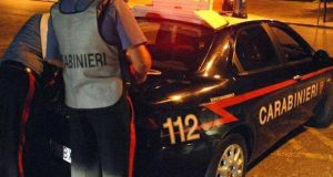 Egiziano ubriaco danneggia una Jaguar parcheggiata in via Gramsci: denunciato