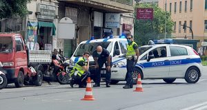 Incidente angolo via Fereggiano e Centurione Bracelli, scooter e moto a terra