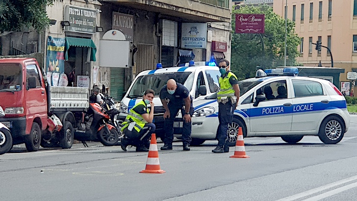 Incidente angolo via Fereggiano e Centurione Bracelli, scooter e moto a terra