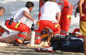 Tragedia ad Andora dove 58enne colpito da malore, muore in spiaggia Malore sugli scogli, muore anziano a Varazze