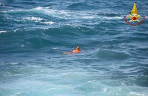 Arenzano, troppo vento: barca a vela scuffia. Naufraghi a nuoto fino a riva