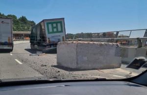 A10, Tir perde blocco di cemento e sbatte contro guard rail: per miracolo nessun ferito