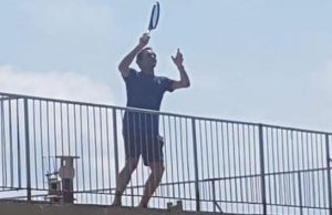 Federer palleggia sui tetti di Finale Ligure con Vittoria e Carola. Video fece giro del web