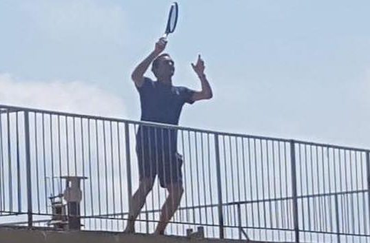 Federer palleggia sui tetti di Finale Ligure con Vittoria e Carola. Video fece giro del web