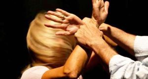 Agente della Penitenziaria salva giovane dal compagno