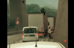 Migranti nascosti sui Tir e a piedi in autostrada, Piana: Pd-M5S ci riportano indietro di 5 anni Invasione, gruppo di migranti in A12: scesi da Tir a S. Ilario