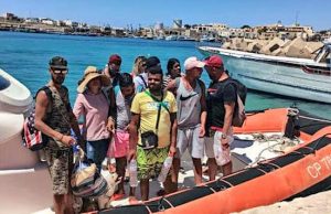 A Lampedusa sbarcano migranti chic: bermuda, occhiali da sole e barboncino al guinzaglio