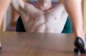 Notte di fuoco in hotel con l’amica e poi le ruba il bancomat: 29enne genovese denunciato