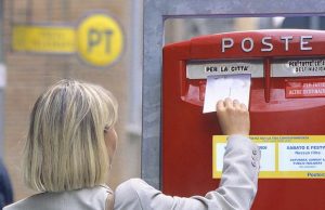 Poste, la vecchia cassetta rossa d’impostazione si rifà il trucco