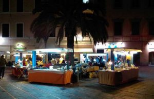 Loano, p.za Massena piena d’artigiani e artisti