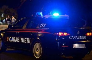 Lite fuori dalla discoteca a Cairo, minorenne accoltella 25enne Forza posto di blocco e aggredisce carabinieri, 60enne arrestato
