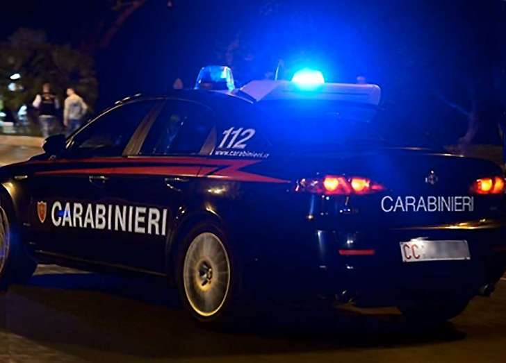 Forza posto di blocco e aggredisce carabinieri, 60enne arrestato
