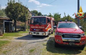 Magazzino con mezzi agricoli prende fuoco, VVF sul posto