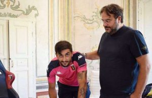 Genoa, ecco Perin mentre firma per il Grifone!