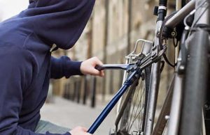 Finale Ligure, stranieri tentano di rubare tre bici elettriche: denunciati Ruba due biciclette elettriche: arrestato