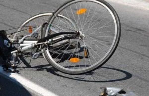 Savignone, incidente tra auto e bici: donna soccorsa con l’elicottero Recco, cade con la bici: 40enne grave al San Martino