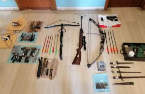 Sequestrata anche una balestra all’uomo che voleva far saltare la casa del cognato