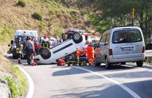 Auto si ribalta sulla strada dei Giovi: due i feriti