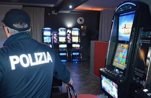 Nonno lascia in sala giochi il nipote cinese di nove anni: denunciato