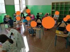 Bimbi in ginocchio, la scuola stessa conferma: foto vera. Toti: non è unico caso