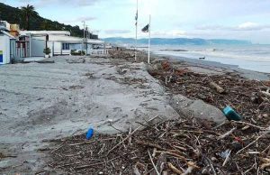 Ceriale, firmata ordinanza per la raccolta del materiale ligneo depositato dalle mareggiate