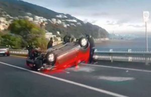 Auto si cappotta sull’Aurelia all’altezza di Bergeggi