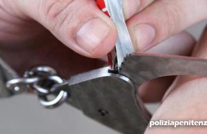 Allarme Interpol, ferretti mascherine per aprire manette ai polsi | Video