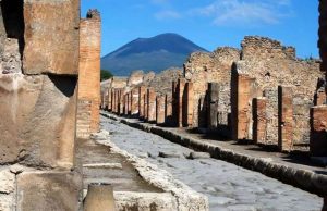 Pompei, rubano reperti ma li riconsegnano: portano sfiga