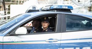 Smaltisce parte di una cucina nei cassonetti: 44enne denunciato