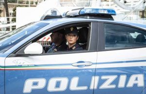 Marocchino ubriaco segue donna fino al luogo di lavoro e la molesta Smaltisce parte di una cucina nei cassonetti: 44enne denunciato