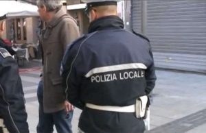 Senza mascherine, aggrediscono agenti. Straniero messo fuori, italiano ai domiciliari La polizia locale a Genova controlla 1008 persone per il green pass