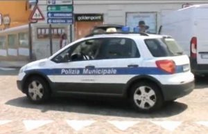 Sanremo, auto si cappotta ed abbatte palo comunale Sanremo, auto si cappotta ed abbatte palo comunale