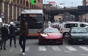 Via Turati a Caricamento, Ferrari in doppia fila: traffico in tilt. La foto su fb