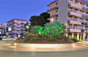A San Bartolomeo al Mare la rotonda si illumina di verde