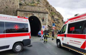 Gallerie Moneglia, passa col rosso e travolge moto: morta una 54enne