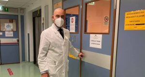 Covid e terapie domiciliari, 50 medici querelano Bassetti: Non siamo 4 santoni