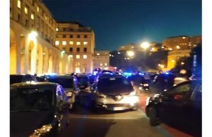 Piazza della Vittoria, tunisino nasconde droga nel Monumento dei Caduti: preso