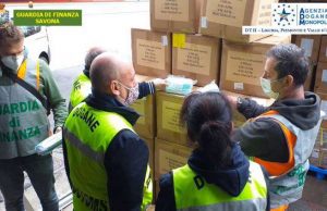 Gdf e Dogane sequestrano nel porto di Vado 60.000 mascherine cinesi