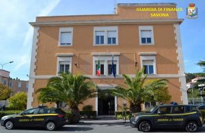 Furbetti del reddito di cittadinanza, la GdF di Savona ne scopre otto Auricolari per passare esame della patente, GdF scopre maxi truffa