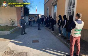 La GdF ferma 11 clandestini sull’Aurelia a Vado Ligure
