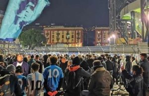 Coprifuoco area rossa a Napoli? Per Maradona assembramenti di tifosi allo stadio e in piazza
